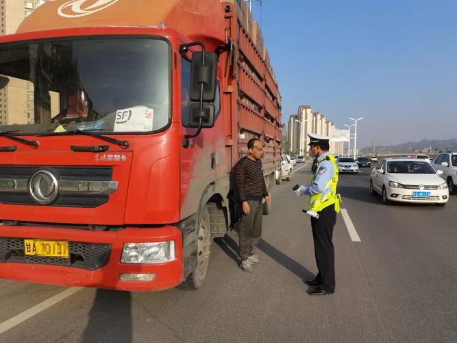 交警強化貨運車輛安全管理交警強化貨運車輛安全管理工作