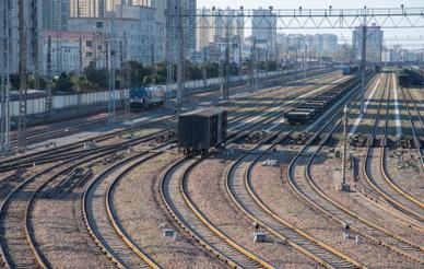 貨運(yùn)火車軌道貨運(yùn)火車軌道圖片